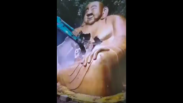 La gigantesca statua di Maitreya è durante la demolizione