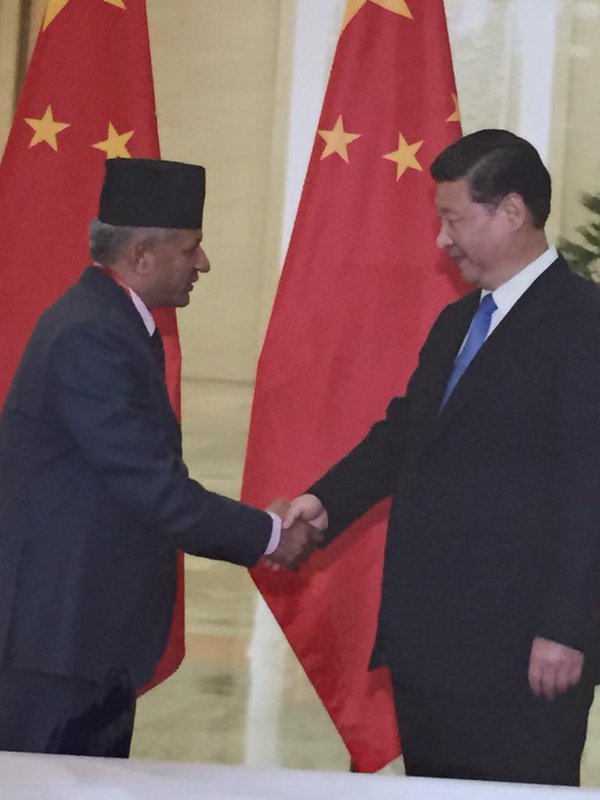 Il ministro degli Esteri nepalese Pradeep Gyawali con Xi Jinping