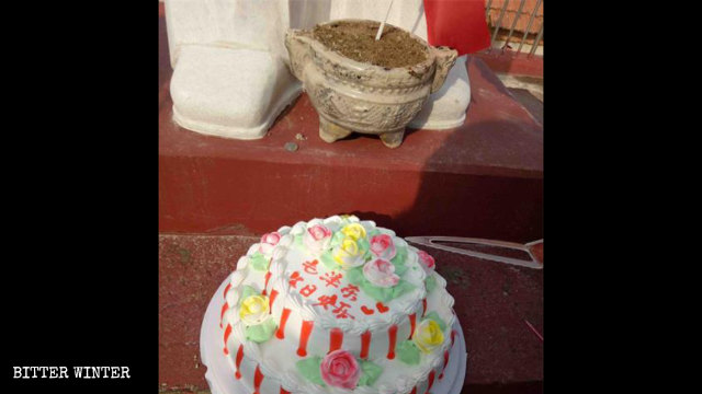 Una torta di compleanno è stata esposta davanti alla statua di Mao Zedong, nella contea di Pingyi
