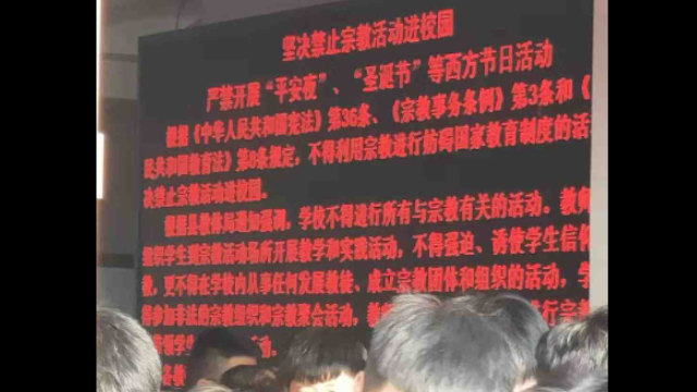 Uno schermo LED in una scuola superiore della città di Shuangya, nello Heilongjiang, mostra slogan contro il Natale e contro l’Occidente