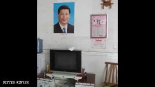 Una fedele che risiede nel distretto di Caochang è stata costretta a esporre un ritratto di Xi Jinping nella sua abitazione