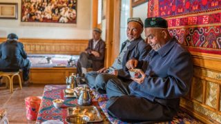 uomini uiguri in una caffetteria