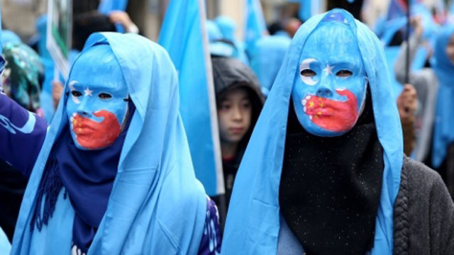 Una manifestazione di protesta contro la persecuzione degli uiguri attuata dal PCC 