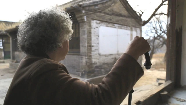 donna anziana in attesa della sua famiglia