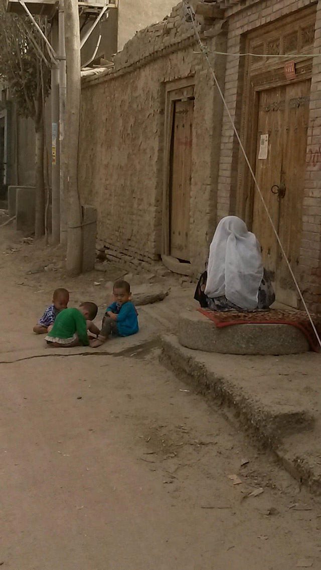 Bambini uiguri nello Xinjiang
