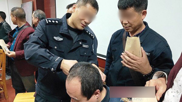 Gli agenti prelevano campioni di capelli dagli automobilisti