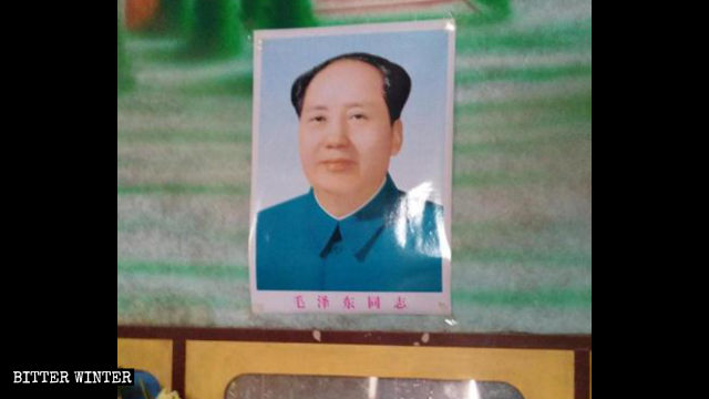 I ritratti di Mao Zedong sono esposti