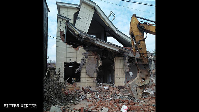 La casa di un abitante del villaggio viene distrutta