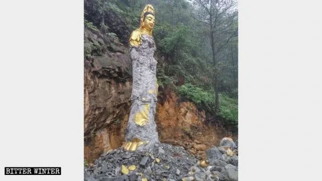 La demolizione della statua della Guanyin