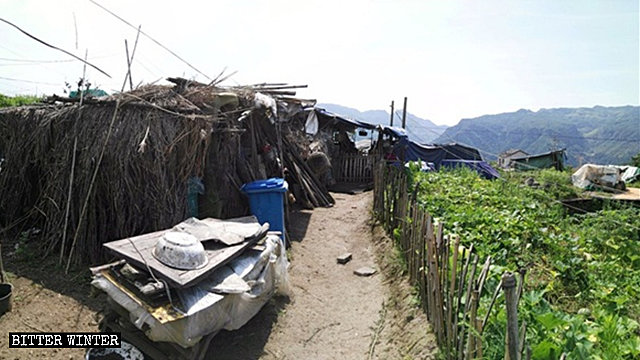 Una delle capanne di bambù dove vivono oltre trenta anziani