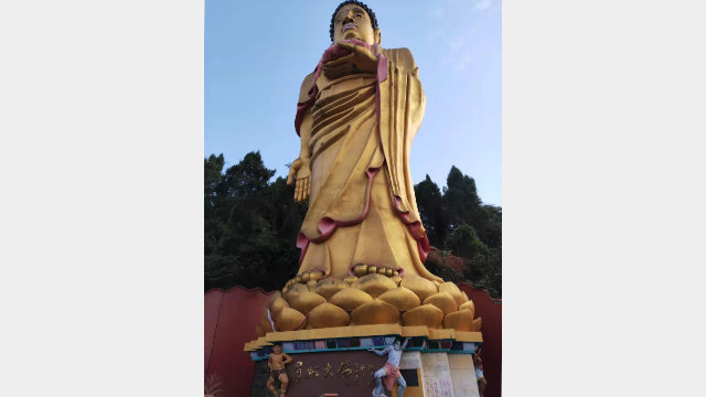 La statua del Buddha Amitabha nel tempio Huazang