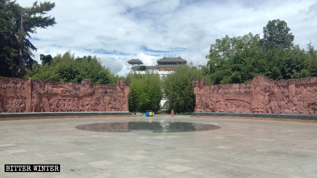 La piazza dove si trovava la statua della Guanyin è ora vuota
