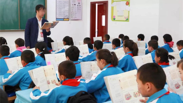 si insegna a leggere su libri di testo cinesi